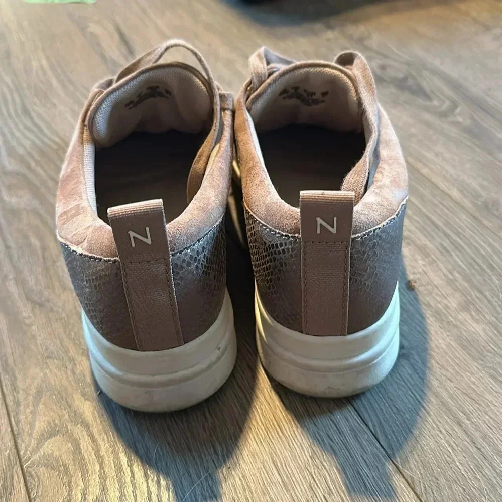 Naturalizer Sneaker Size 10 - Picture 3 of 6